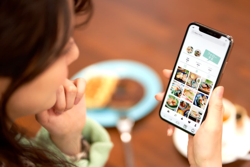 インスタの画面を見ている女性