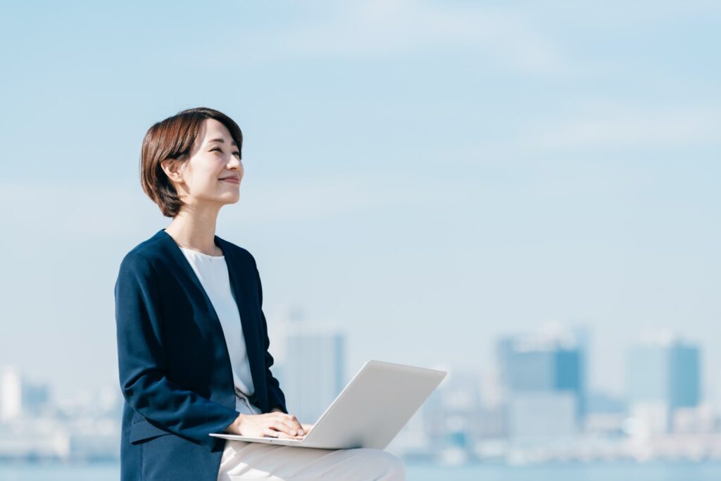 カジュアルスーツを着た女性