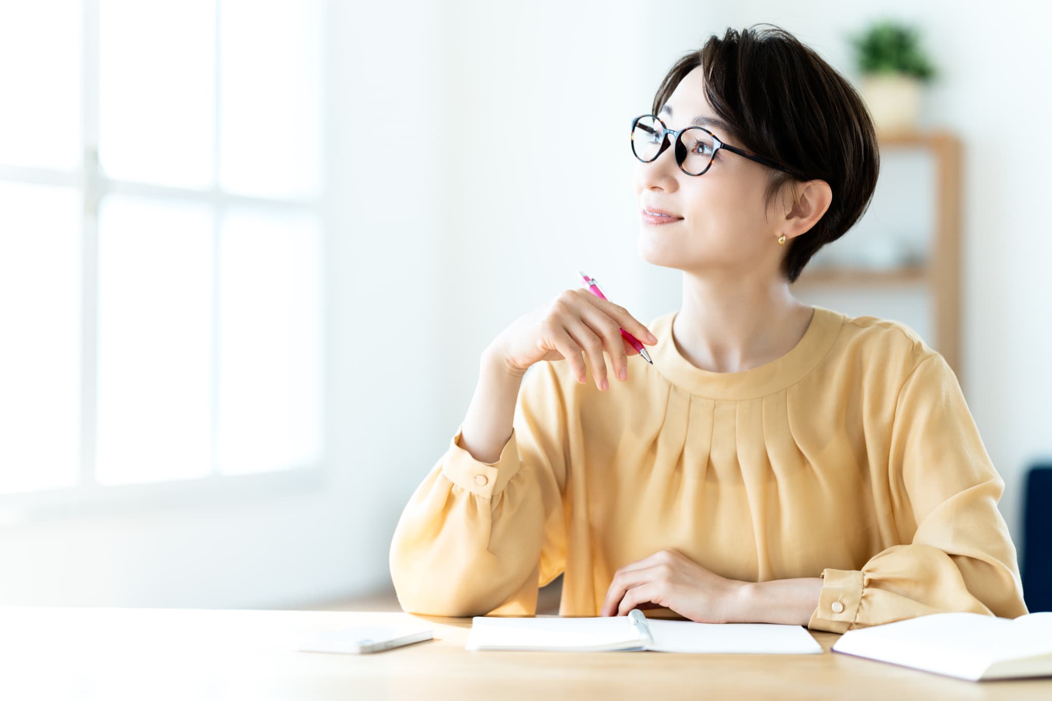 窓の外を見る女性