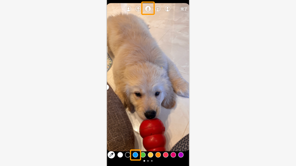 下部のカラーパレットで色を選択し、上部の右から3番目のブラシの先の形をしたアイコンをタップ