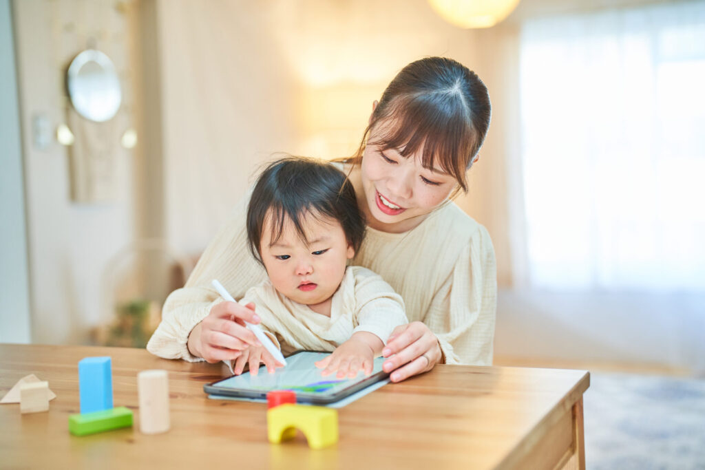 子どもと遊んでいるママ