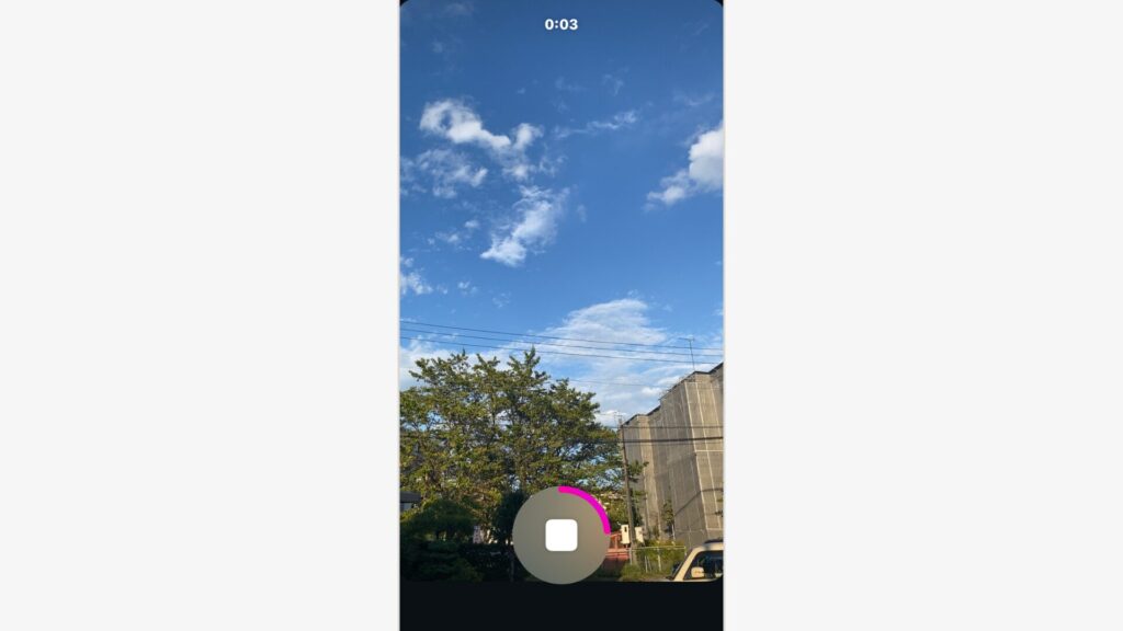撮影画面では、中央下部にある白い丸いボタンをタップすると録画が開始される