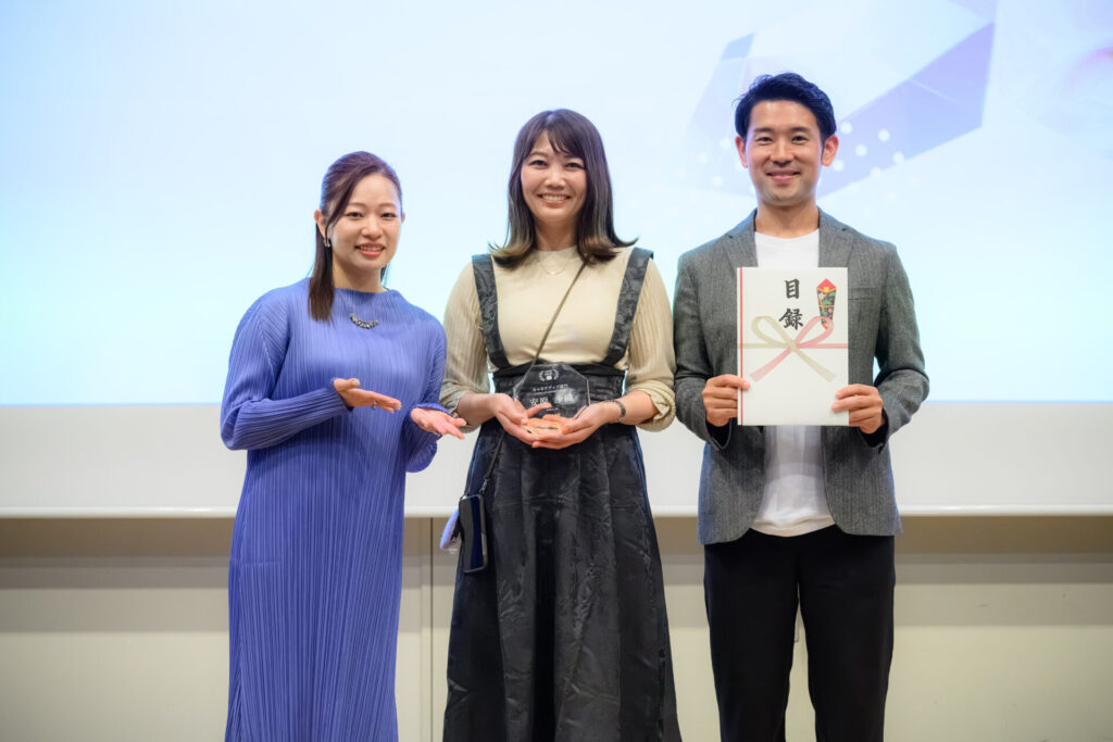 キャリアアップ部門を受賞したさおりさんが、盾と目録を受け取った様子