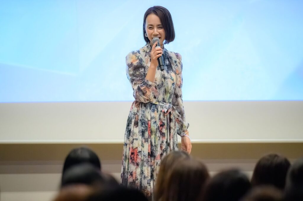 ゲストの生尾さんがステージ上で話している