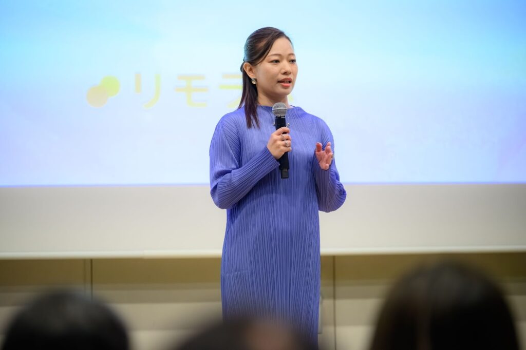 ステージに立つリモラボの小森