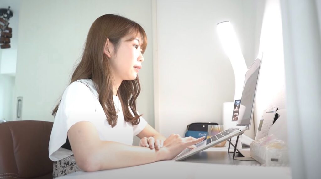 仕事中(オンラインセミナー講師)のほのかさん