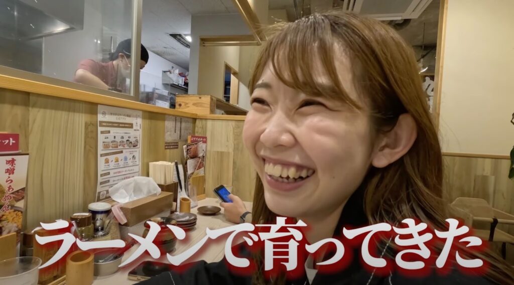 大好きなラーメンを食べるほのかさん