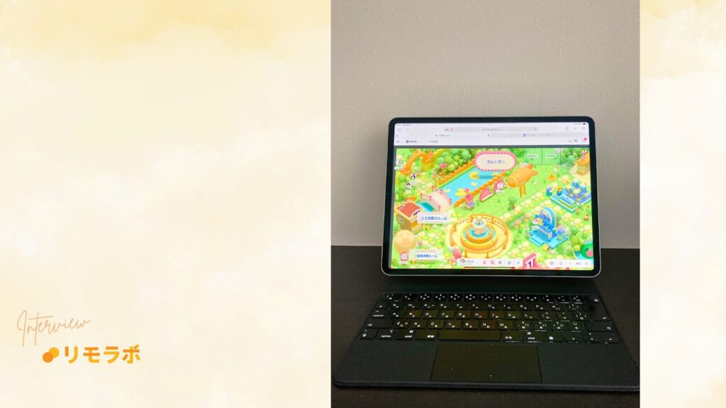 パソコンに、リモラボのメタバースオフィスが写っている