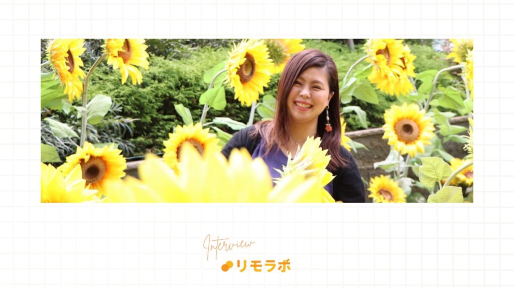 ひまわりに囲まれた場所で、笑顔のゆりさん